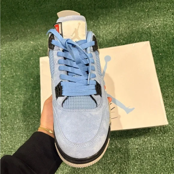 Jordan 4 Retro in Light Blue and Beige - Picture 2 of 5